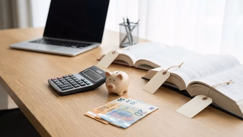 Academia o estudiar solo: ¿qué es mejor para opositar?