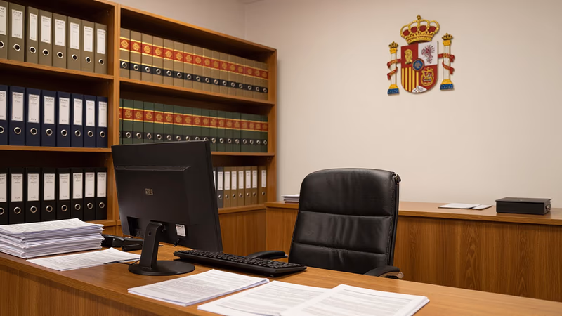 Auxilio Judicial vs Tramitación Procesal: Diferencias, Sueldo y Plazas 2026